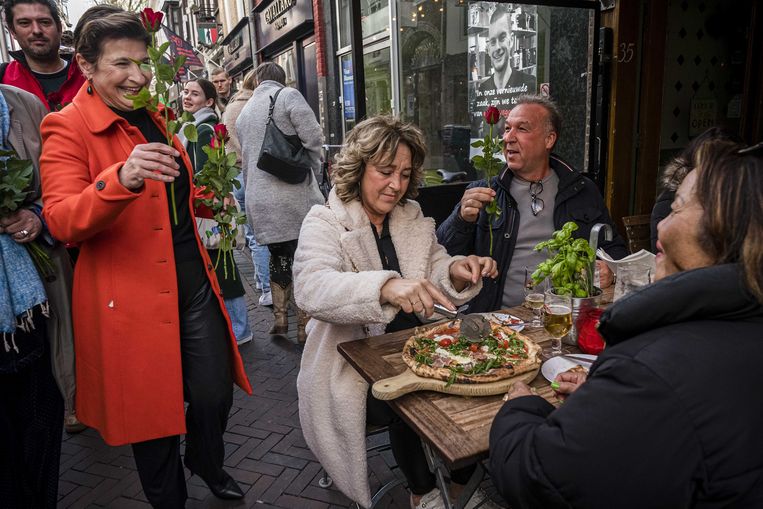 PvdA-partijleider Lilianne Ploumen voert in aanloop naar de gemeenteraadsverkiezingen campagne in Utrecht. De partij doet in 303 gemeenten mee. Beeld Rob Engelaar / ANP