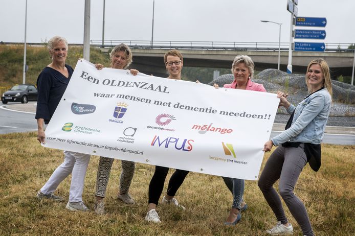 De zorgprofessionals die betrokken zijn bij een actie voor een dementievriendelijk Oldenzaal. Vanaf links: Ria Heijdens, Sylvie Mensen, Ine Bonke, Annet Meijerink en Loes Heerts.