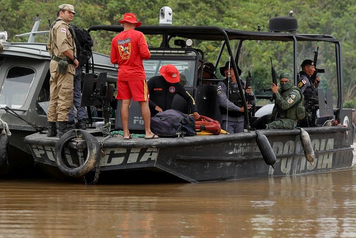 Agenten en reddingsteams op een van de rivierboten die werden ingezet voor de reddingsoperatie.