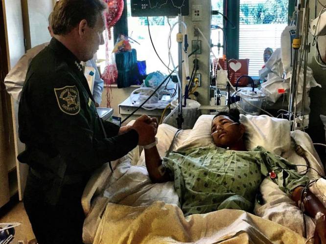 Anthony (15) ving 5 kogels op als levend schild om 20 klasgenoten te redden tijdens schietpartij Florida: "Hij is mijn held"