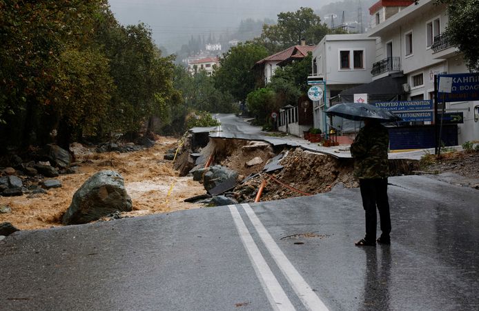 Crollo stradale vicino a una casa di cura a Volos, in Grecia.  La tempesta Daniel infuria in tutto il paese, provocando gravi inondazioni.