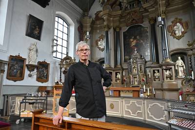 De pastoor gaat in ‘het mooiste barokke kerkje’ in Velp de uitdaging aan