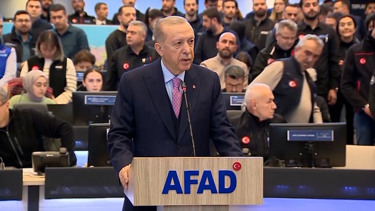 De Turkse president Erdogan heeft de tien provincies die zijn getroffen door de verwoestende aardbevingen in het zuiden van Turkije tot rampgebied verklaard. Er is een noodtoestand voor drie maanden afgekondigd.  Beeld AP