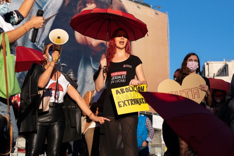 Sekswerkers zijn naar het centrum van Madrid gekomen om te demonstreren tegen de regeringsplannen. De regering wil dat het kopen van seks strafbaar wordt om sekswerkers. Beeld Eline van Nes