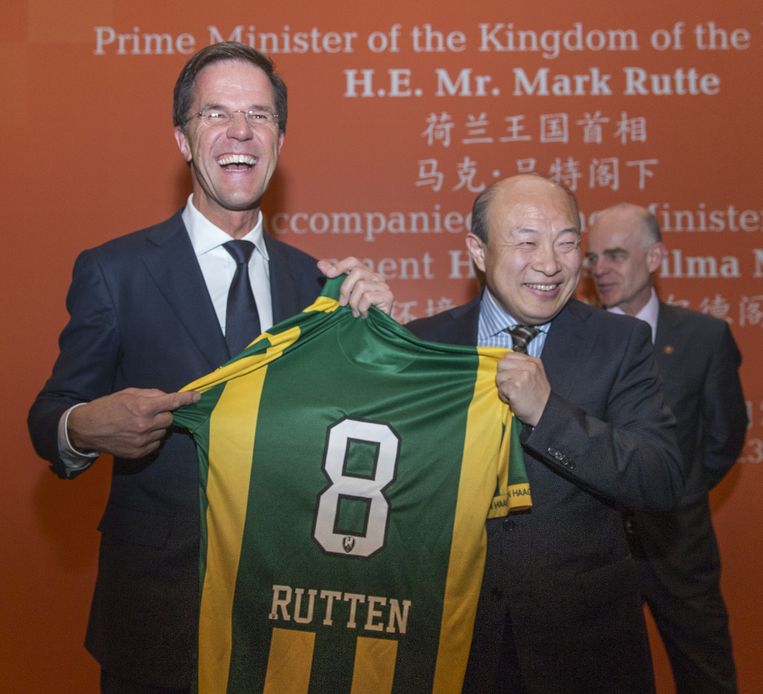 Premier Rutte ontvangt ADO-shirt van Wang. Beeld anp