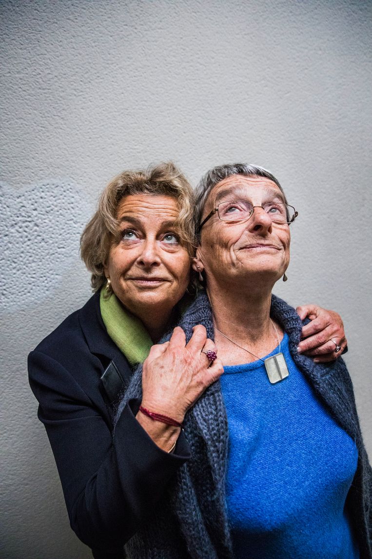 Anne: ‘Mama werd ooit door de nazi’s gecontroleerd. Het papiertje in haar jaszak met de gegevens van een kind kon ze nog net op tijd doorslikken.’ Beeld Aurélie Geurts