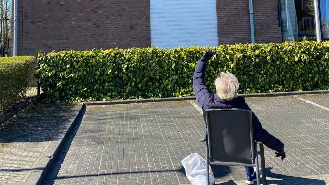 Even zwaaien naar zus in het verzorgingstehuis