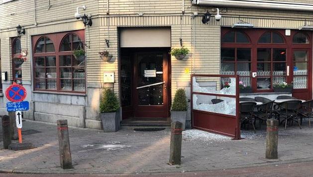 L'incident s'est produit dans la nuit de mercredi à jeudi vers 4h20, a indiqué la police. Aucun blessé n'est à déplorer mais la façade de l'établissement a été endommagée, ainsi que plusieurs véhicules en stationnement.