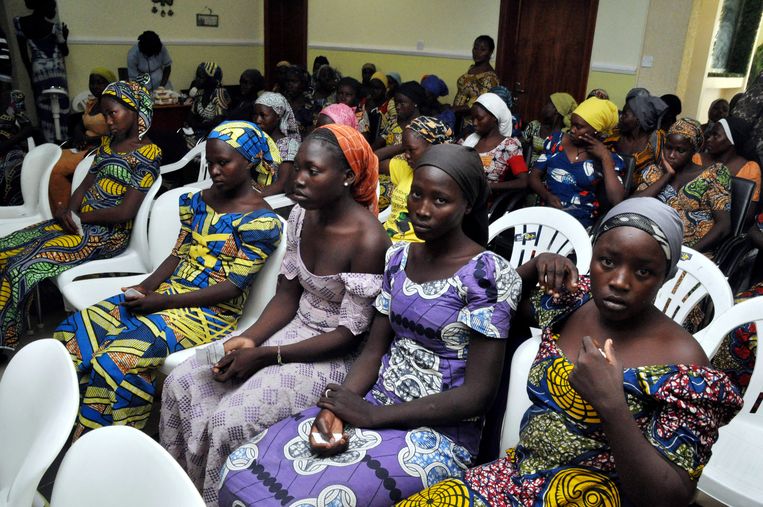 In mei 2017 worden 82 Chibok-meisjes naar meer dan drie jaar gegijzeld te zijn geweest door Boko Haram vrijgelaten. Hier wachten ze op een ontmoeting met de president van Nigeria, Muhammadu Buhari op 7 mei 2017. 
 Beeld AP
