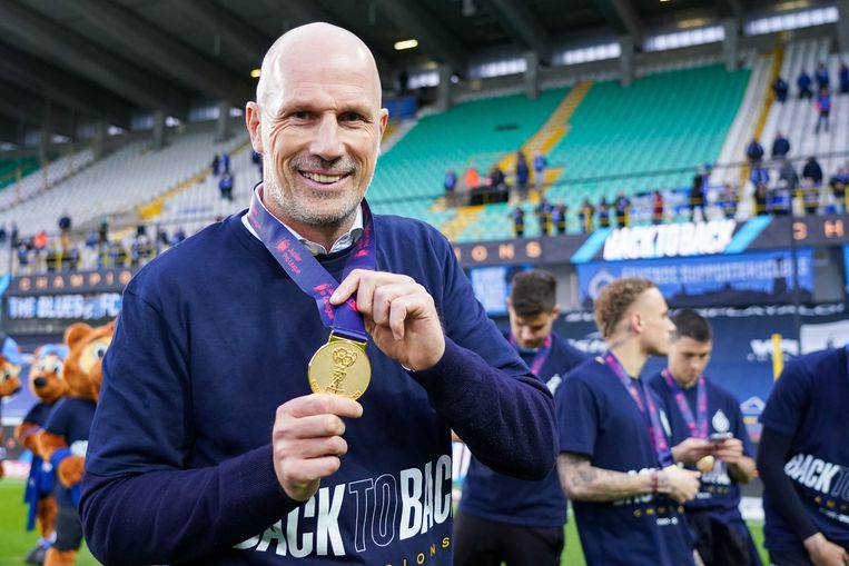 Philippe Clement toont zijn medaille bij de titelviering in Brugge. Beeld Photo News