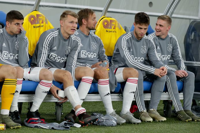 Kik Pierie op de bank bij Ajax met recht naast hem Kenneth Taylor. Van links naar rechts: Razvan Marin, Perr Schuurs en Siem de Jong.