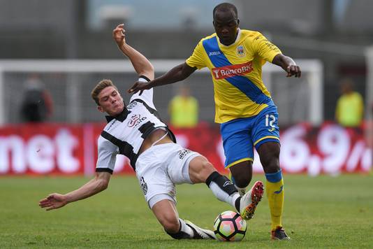 Heracles Almelo-speler Robin Gosens probeert de bal te veroveren tegen FC Arouca.