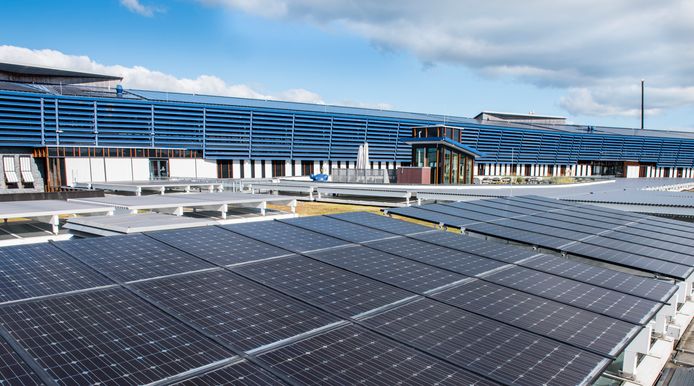 Voor 1 miljoen euro worden nieuwe zonnepanelen op het dak gelegd.