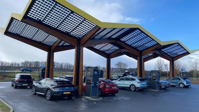 Geen woorden maar laden: het aantal laadpalen langs de snelweg gaat drastisch omhoog