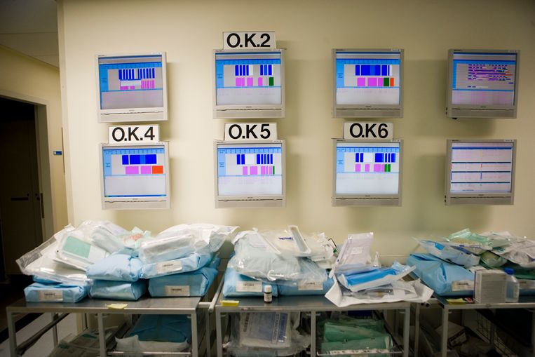 Bezettingsschema’s van operatiekamers in een ziekenhuis in Assen. Beeld Harry Cock / de Volkskrant