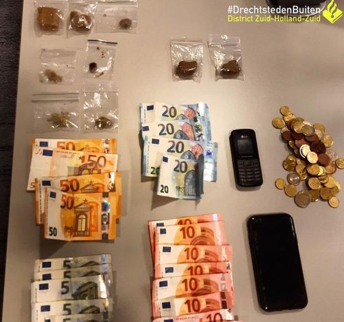 Uitbeelding Pakket Diplomatieke kwesties Aangehouden Alblasserdammer (17) verstopt zakjes drugs, telefoon en contant  geld | Dordrecht | AD.nl