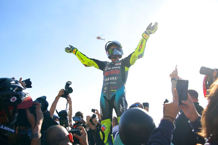 Rentré au garage, l’Italien aux 89 victoires en catégorie reine est monté sur sa moto levant les bras, une dernière fois dans sa combinaison, pour remercier la foule, aux cris unanimes des “Grazie Vale”.
