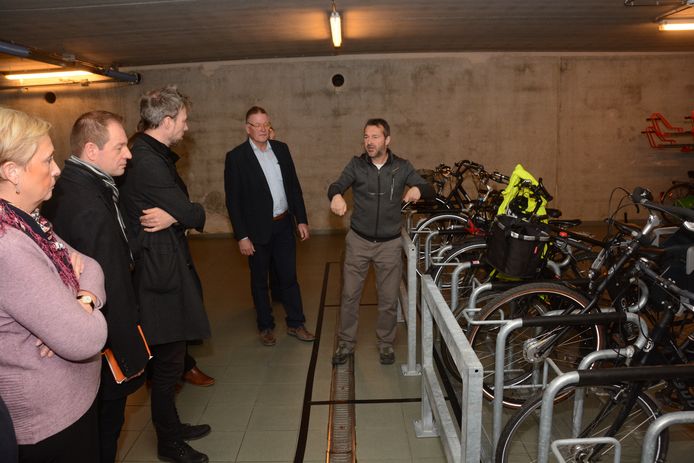 Mobiliteitsambtenaar Peter Raats geeft rondleidingen in de modelfietsenstalling.