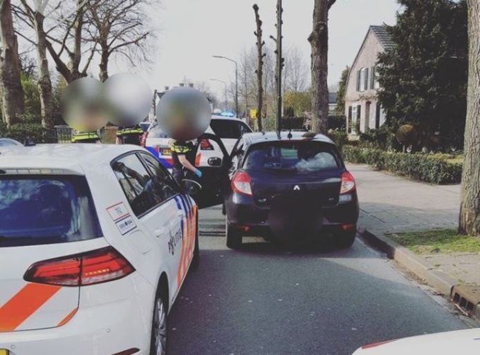 Toen de politie een auto in Maarheeze aanhield met drugs op de achterbank, ging dat volgens de advocaat niet volgens het boekje. Door een foto op Instagram ging hij op zoek naar meer beelden maar die waren gewist.
