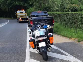 Dronken bestuurder met rijverbod probeert politie te misleiden: “Hij kroop op de achterbank”