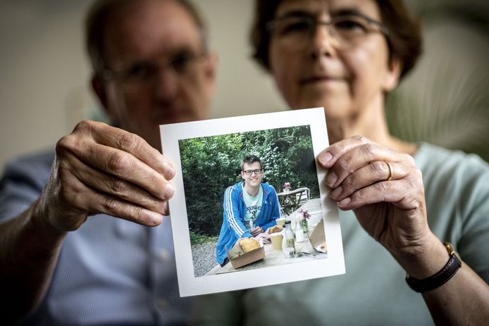 Zoon Roel overleed plotseling als gevolg van epilepsie. Zijn ouders Willem van der Niet en zijn vrouw willen dat er aandacht komt voor Sudep (de plotselinge dood) die in Nederland onderbelicht blijft.