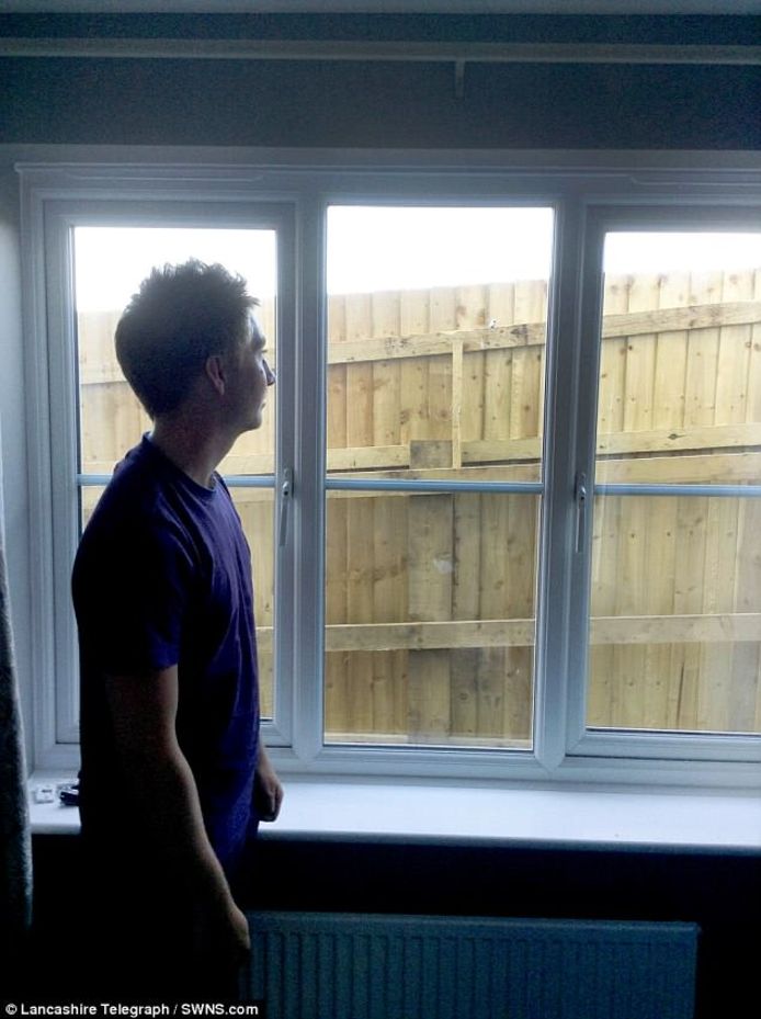 Thomas Entwistle kijkt uit het raam naar waar het mooie uitzicht had moeten zijn.