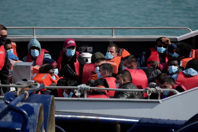 Vermoedelijke migranten die in kleine boten de oversteek vanuit Frankrijk  hebben proberen maken.