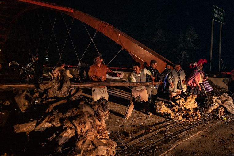 Een wegblokkade in Cusipata. ‘De demonstrerende Peruanen willen dat het congres en president Dina Boluarte zo snel mogelijk opstappen.’ Beeld Nicola Zolin