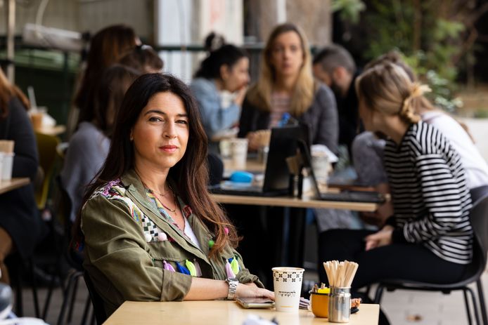 Marilyn Ambach op een terras in Tel Aviv. (foto van maart 2021)