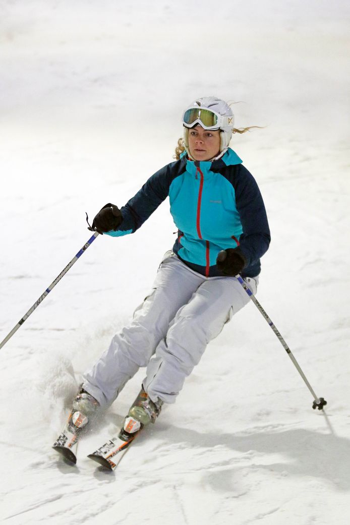 Marjolein van Loenen (23) glijdt op haar ski’s door de sneeuw van Skidôme Rucphen. 
foto Gerard van Offeren/Pix4Profs