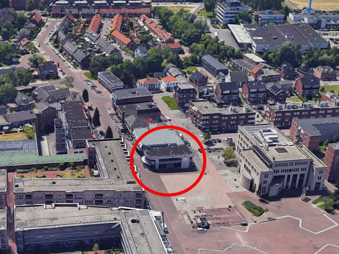 Het gaat om dit pand. Rechts is het gemeentehuis aan de Markt te zien. Rechts in beeld winkelcentrum De Meent.