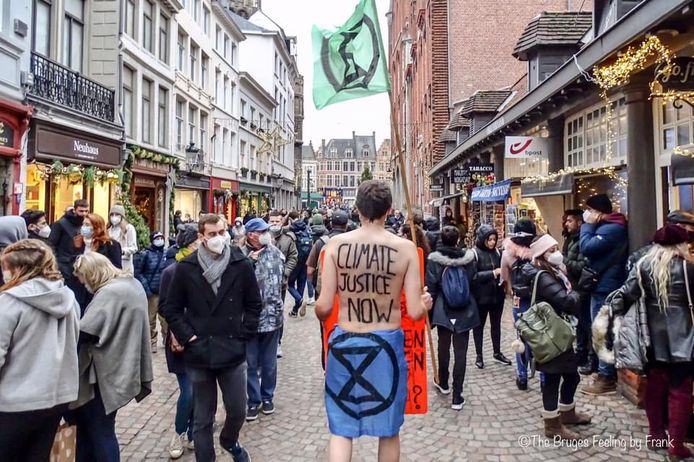 Bruggeling Wouter Mouton voert actie in zijn zwembroek