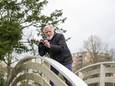 Marinus Blaak, hier met zijn vertrouwde camera op het witte bruggetje, is deze maand 80 geworden.