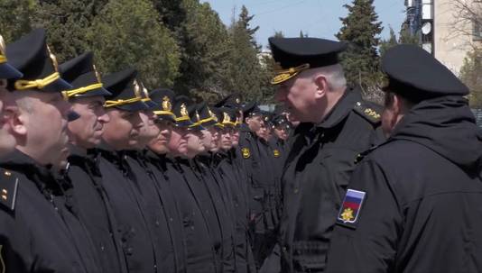 In de video worden mariniers begroet door Mykola Jevmenov, de admiraal van de Russische marine.