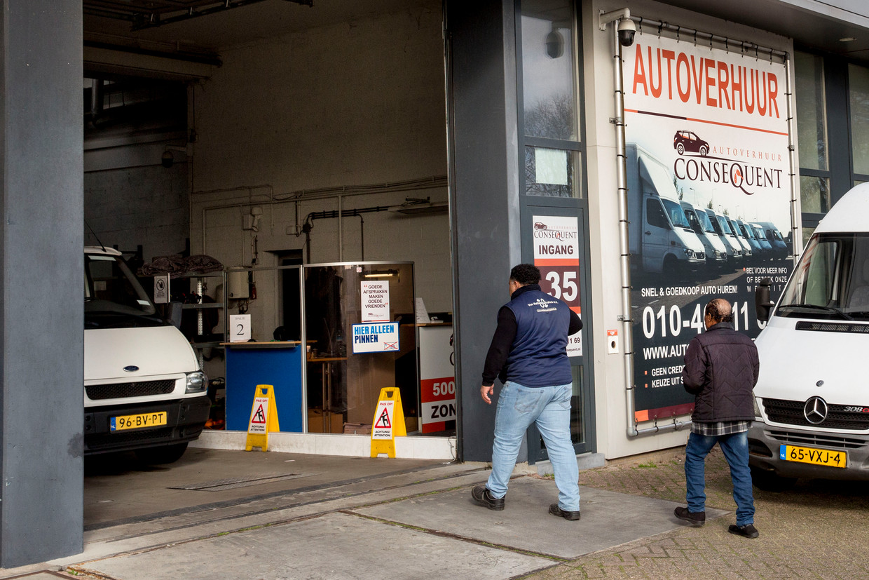 Een bonafide autoverhuurbedrijf, mét vergunning, op bedrijventerrein Spaanse Polder in Rotterdam. Beeld Arie Kievit