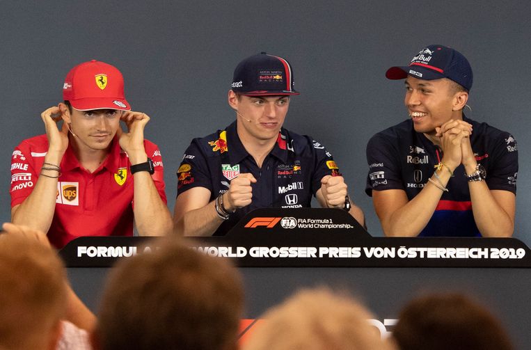 Verstappen (midden) tijdens een persconferentie dit seizoen met Ferrari-coureur Charles Leclerc (links) en zijn nieuwe teamgenoot Alexander Albon (rechts) Beeld AFP