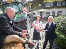 Eerste asperges voor het eerst in 32 jaar overhandigd aan Le Jardin in Rucphen: ‘Hiermee begint voor mij de lente’