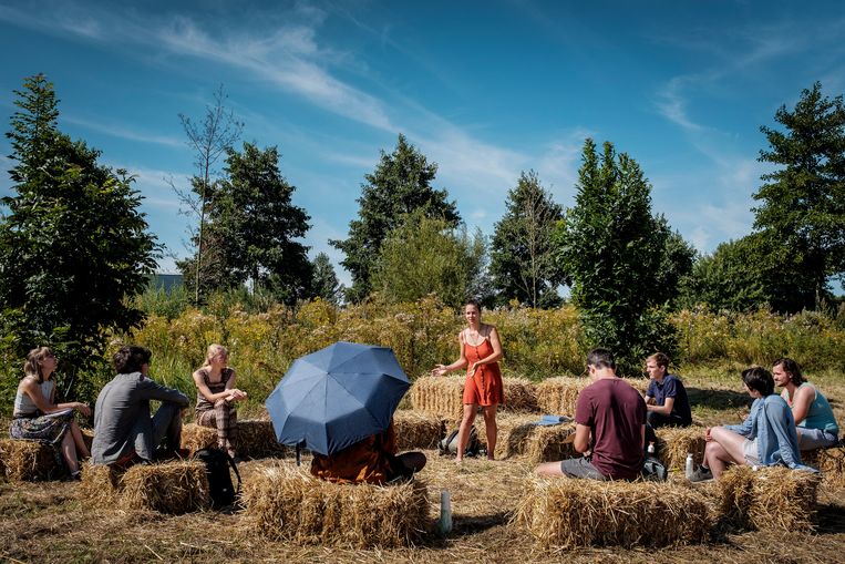 Deelnemers aan het klimaatkamp van Extinction Rebellion in natuurgebied Lutkemeer, bij Amsterdam. Beeld Patrick Post