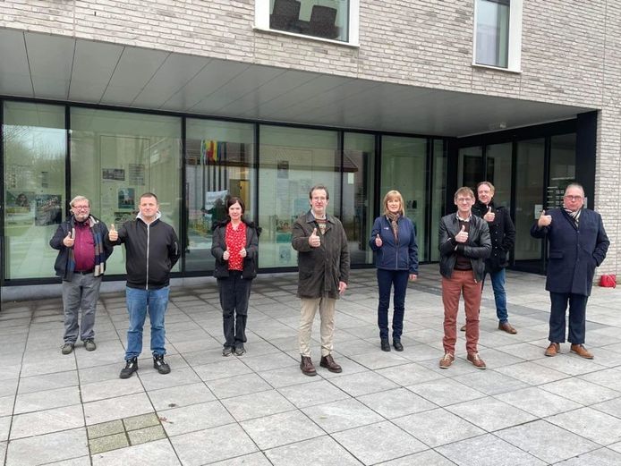 De leden van Vlaams Belang Zulte bij het gemeentehuis.