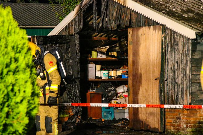 Een oude schuur aan het Kerkpad in Zutphen liep maandag flinke schade op bij een brand.