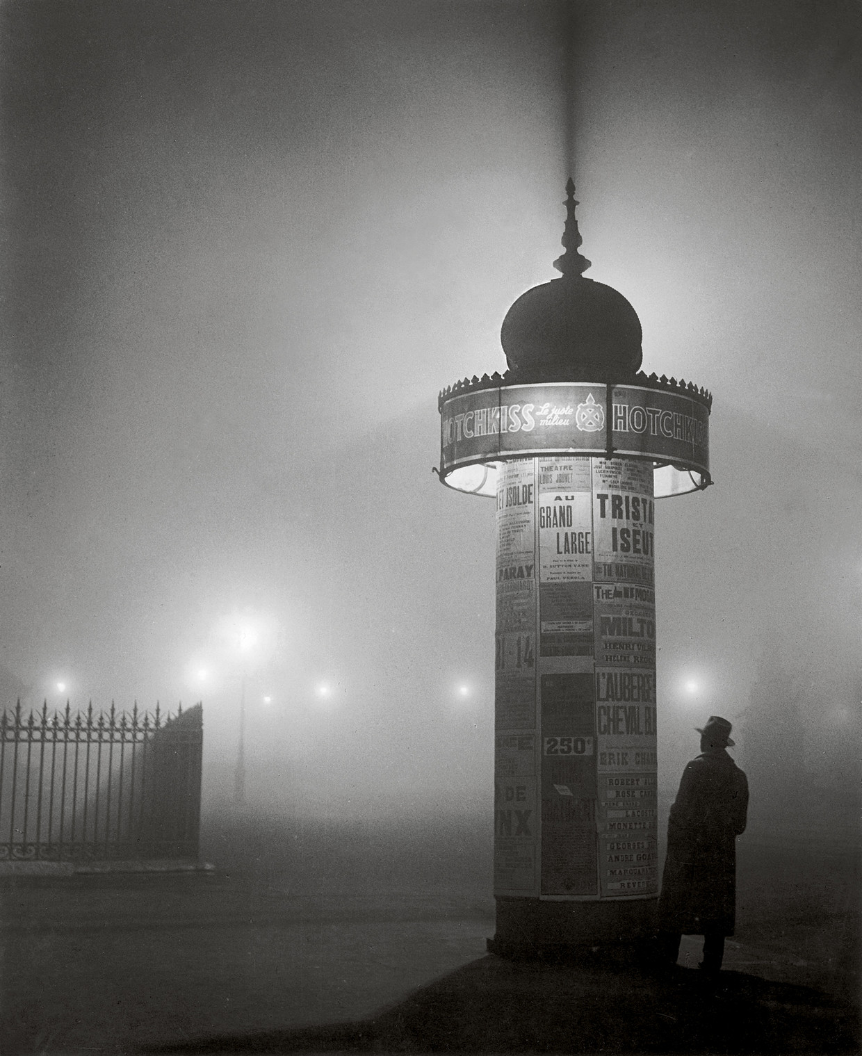 Morris Column, avenue de l'Observatoire, 1934 © Estate Brassaï Succession