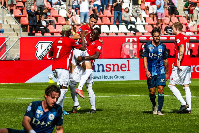 Anastasios Douvikas wordt gefeliciteerd na de 3-0.