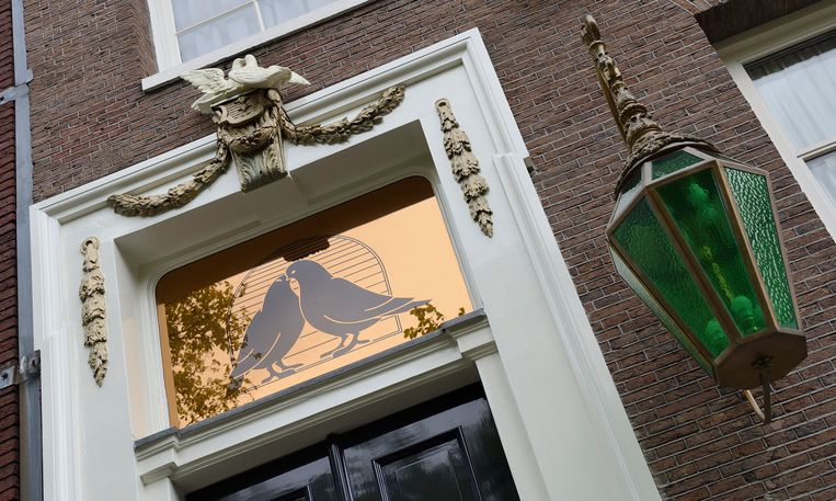 Hennie Vittali (73) is vrijgesproken van het witwassen van het Amsterdamse luxebordeel Yab Yum aan het Singel. .