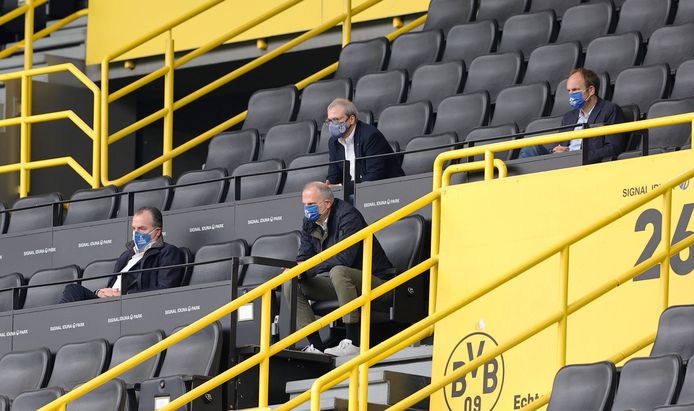 De directie van Schalke zit netjes anderhalve meter van elkaar af bij het duel met Borussia Dortmund