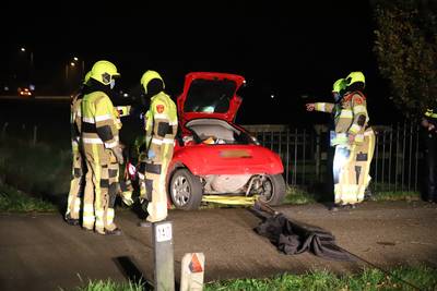 Auto blijft aan wegrand boven water hangen, vrouw gered in Dreumel