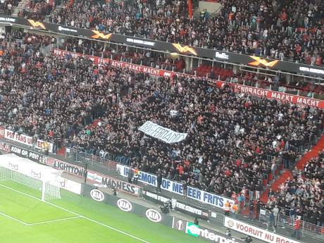 Philips Stadion applaudisseert voor Fernando Ricksen