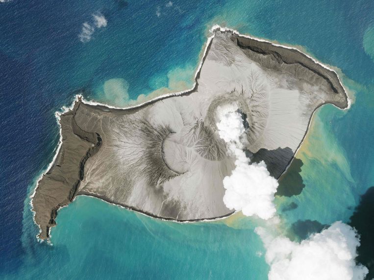 De uitbarsting van de Hunga Tonga-Hunga Ha'apai-vulkaan voor de kust van Tonga. Beeld AFP
