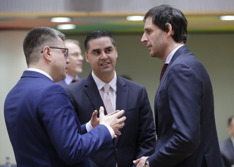 Minister Wopke Hoekstra (rechts) overlegt in Brussel met zijn Estse ambtgenoot Urmas Reinsalu (links).  Beeld ANP / EPA