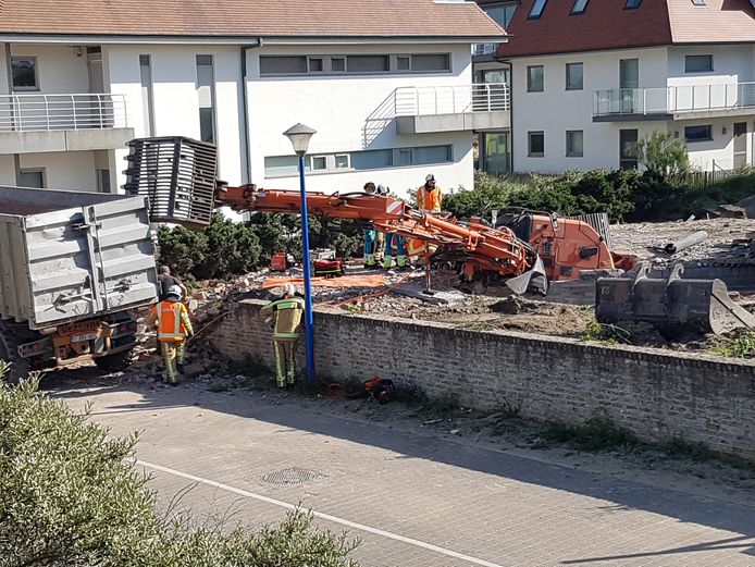 Het slachtoffer zat twee en een half uur gekneld in de cabine van zijn kraan.
