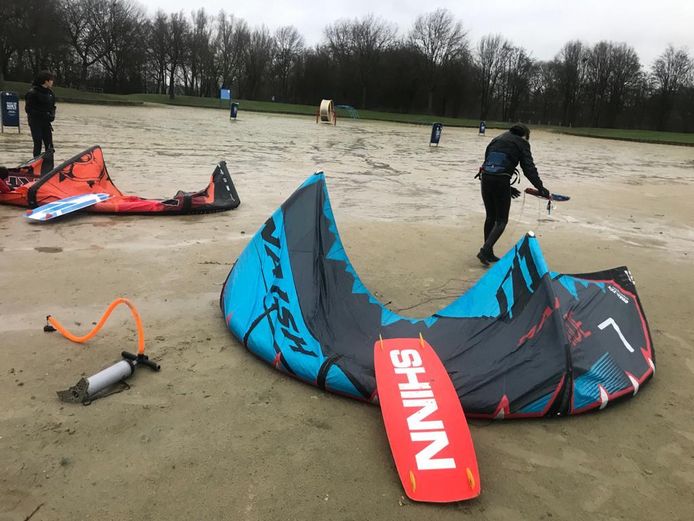Geen zee gaat de jonge kitesurfers te hoog, dus zeker de Zuiderplas niet.